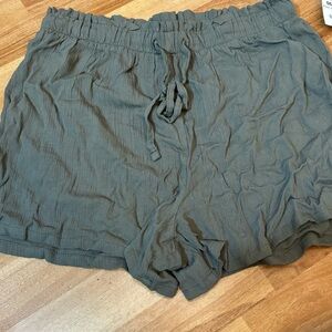 Woman’s Large Derek Heart dark green shorts NWT